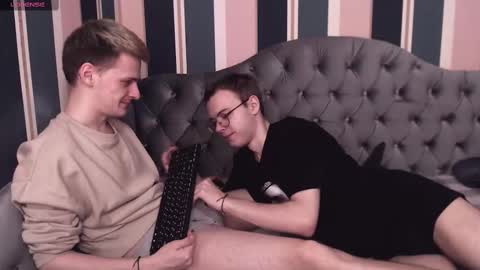 Snapshot of kerry_niki chatting on March 2, 6:27 am kerry_niki online show from March 2, 6:27 am