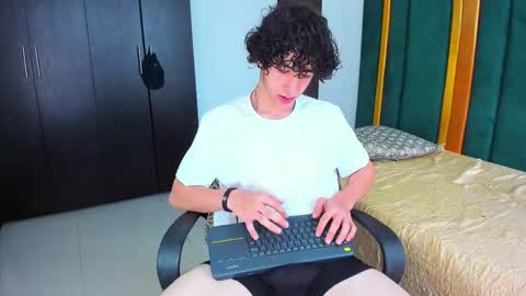 Snapshot of kervs__ chatting on September 24, 8:23 pm Kev online show from September 24, 8:23 pm