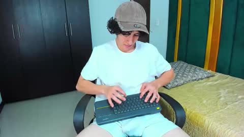 Snapshot of kervs__ chatting on October 4, 10:19 pm Kev online show from October 4, 10:19 pm