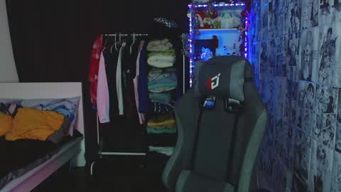 Snapshot of kevin_joestar chatting on December 11, 3:45 am Kevin online show from December 11, 3:45 am