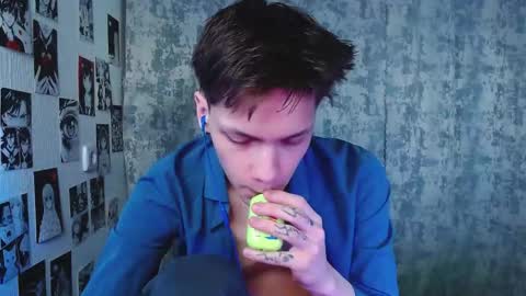 Snapshot of kevin_joestar chatting on November 20, 5:07 am Kevin online show from November 20, 5:07 am