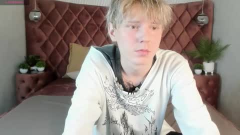 Snapshot of kevinm1lky chatting on October 16, 3:13 pm Kevin online show from October 16, 3:13 pm