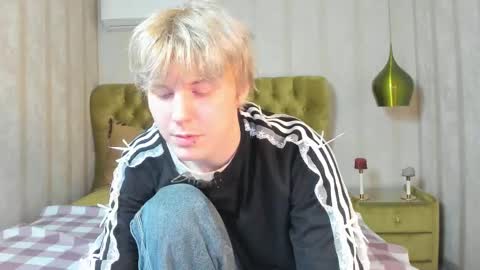 Snapshot of kevinm1lky chatting on October 17, 2:41 pm Kevin online show from October 17, 2:41 pm