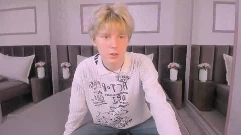 Snapshot of kevinm1lky chatting on October 21, 2:40 pm Kevin online show from October 21, 2:40 pm