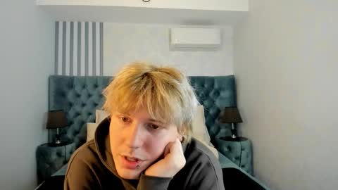 Snapshot of kevinm1lky chatting on October 22, 2:39 pm Kevin online show from October 22, 2:39 pm