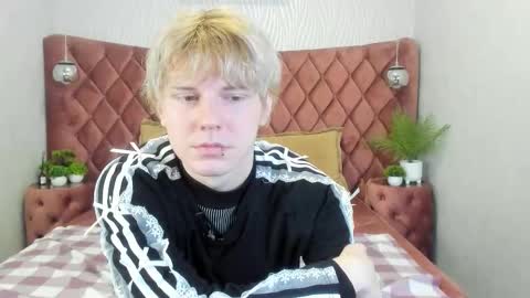 Snapshot of kevinm1lky chatting on October 24, 3:08 pm Kevin online show from October 24, 3:08 pm