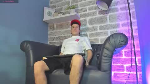 Snapshot of kevinn_blue chatting on December 2, 9:32 pm Sexy Hot Kevin online show from December 2, 9:32 pm