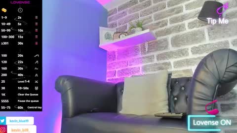 Snapshot of kevinn_blue chatting on December 4, 4:22 am Sexy Hot Kevin online show from December 4, 4:22 am