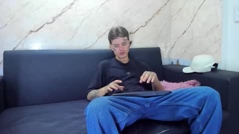 kevinperlas_ online show from November 24, 8:41 pm