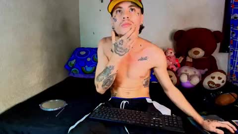 kevinperlas_ online show from February 11, 11:32 pm