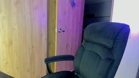 Laura online show from February 12, 4:12 am