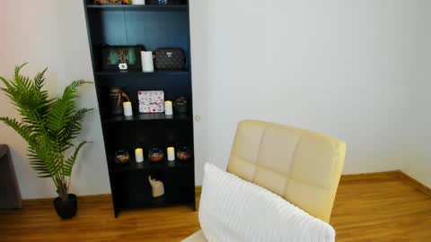 Khloe online show from March 27, 1:33 pm