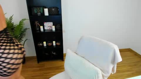 Khloe online show from April 5, 12:57 pm