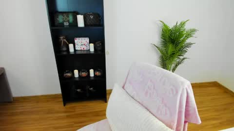 Khloe online show from April 16, 1:01 pm