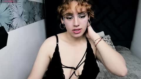 Snapshot of kiara_fox__ chatting on December 16, 8:25 pm KIARA FOX online show from December 16, 8:25 pm