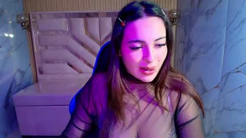 Snapshot of kiara_moon_r chatting on July 7, 7:23 am Kiara online show from July 7, 7:23 am