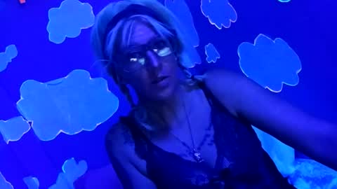 kikilovespartylights online show from August 2, 11:41 am