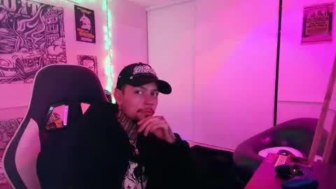 Snapshot of killaken69 chatting on February 10, 3:21 am Kenny online show from February 10, 3:21 am
