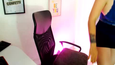 Snapshot of kim_burton_1 chatting on May 21, 2:46 pm Kimberly online show from May 21, 2:46 pm