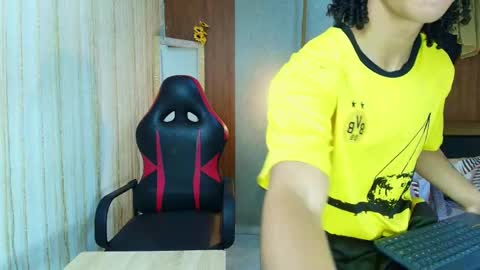 Snapshot of kim_curly_ chatting on April 6, 12:52 am KIM online show from April 6, 12:52 am