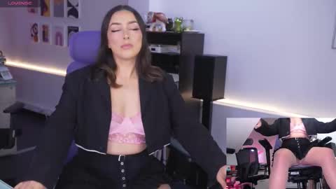 Snapshot of kimberly_clars chatting on February 24, 5:11 pm Kimberly 1200-1900 GMT-5 online show from February 24, 5:11 pm