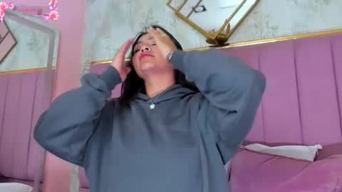 Snapshot of kimdevinne chatting on February 18, 2:40 am KIM online show from February 18, 2:40 am