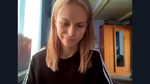 Snapshot of kimhingle chatting on August 7, 9:11 am Mia online show from August 7, 9:11 am
