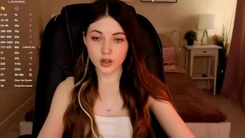 Snapshot of kimmie_shine chatting on June 23, 9:18 am Your Kimmie follow me online show from June 23, 9:18 am