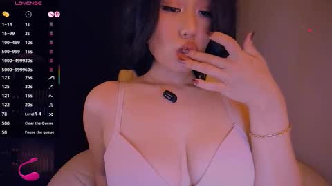 Snapshot of kimmy_chi chatting on February 3, 7:19 pm Lo online show from February 3, 7:19 pm