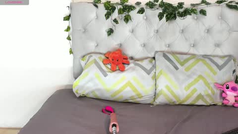 Snapshot of kimreyes1 chatting on December 4, 9:29 am Kim online show from December 4, 9:29 am