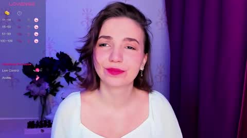 Snapshot of kindhazelhere_ chatting on February 4, 8:09 am Hazel online show from February 4, 8:09 am