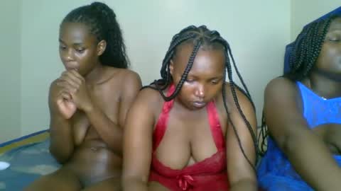 Snapshot of kinky_roey chatting on February 5, 12:20 am kinky_roey online show from February 5, 12:20 am