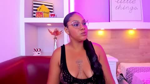 Snapshot of kinky_thifanny chatting on March 2, 12:01 pm Thifanny online show from March 2, 12:01 pm