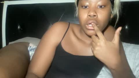 Snapshot of kinkykittee chatting on February 12, 7:23 am Bunniii online show from February 12, 7:23 am