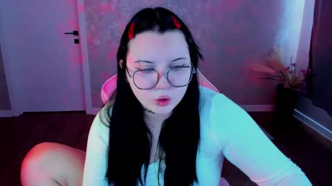 kira online show from April 4, 1:04 am