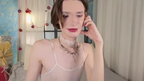 Snapshot of kira_long chatting on December 18, 12:22 pm MADI online show from December 18, 12:22 pm