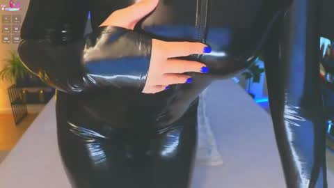 Snapshot of kira_sexxx chatting on April 26, 8:28 pm Kira online show from April 26, 8:28 pm