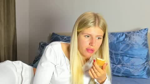 Snapshot of kirraa_ chatting on May 15, 9:22 pm Kira online show from May 15, 9:22 pm