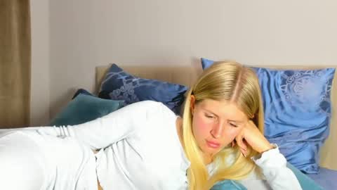 Snapshot of kirraa_ chatting on May 22, 8:03 pm Kira online show from May 22, 8:03 pm