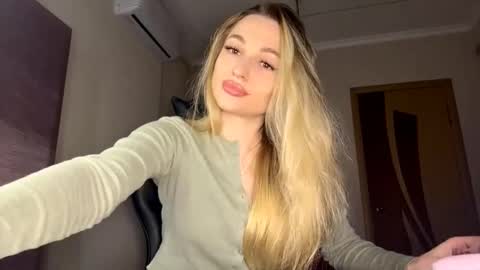 Snapshot of kirstinenter chatting on February 22, 10:25 am kirstinenter online show from February 22, 10:25 am