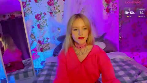 Snapshot of kisschristie__ chatting on November 22, 7:13 pm christie online show from November 22, 7:13 pm