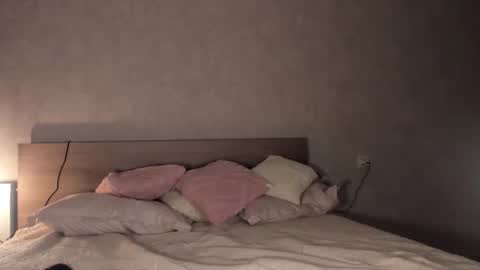 Snapshot of kitsunedream chatting on June 17, 6:53 pm Polly online show from June 17, 6:53 pm