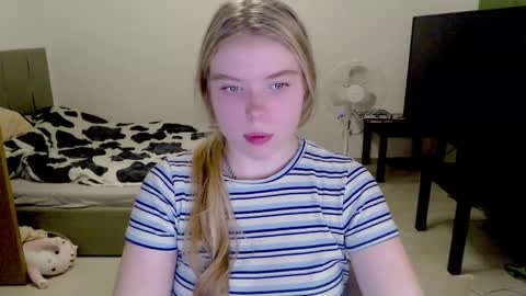 Jennyblonde and Emmabrunette online show from December 1, 7:36 pm
