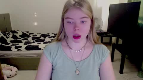 Jennyblonde and Emmabrunette online show from December 4, 11:52 am