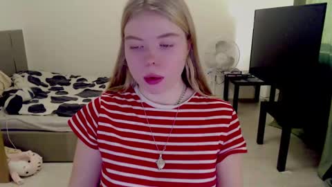 Jennyblonde and Emmabrunette online show from December 11, 10:58 am
