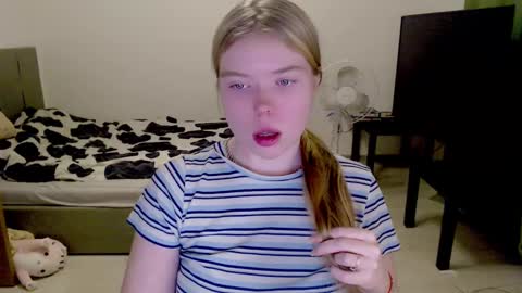 Jennyblonde and Emmabrunette online show from December 15, 1:13 am