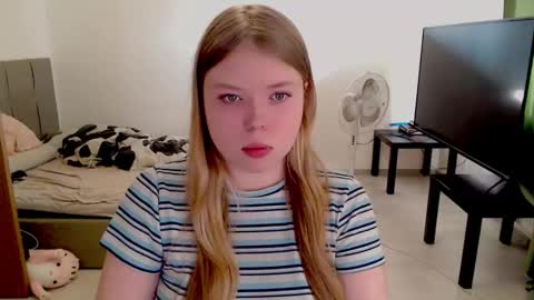 Jennyblonde and Emmabrunette online show from September 30, 11:37 am