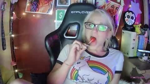 Snapshot of kittibbybells0311 chatting on June 1, 7:10 am Kitti online show from June 1, 7:10 am