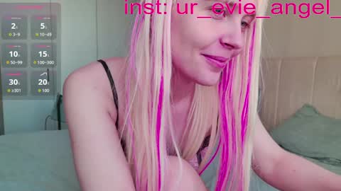 Evelyn online show from March 30, 9:21 am