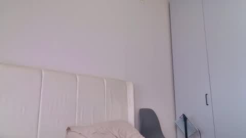 Evelyn online show from April 25, 7:00 pm